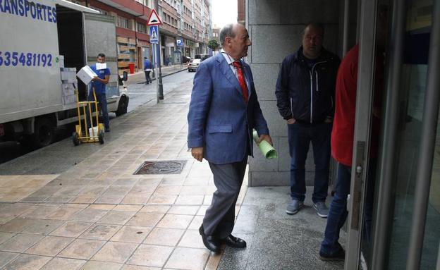 El presidente del Real Avilés, José María Tejero, entrando a los juzgados.