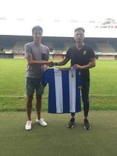 Luis Nuño posa con la camiseta del Real Avilés junto al director deportivo Alain Menéndez.