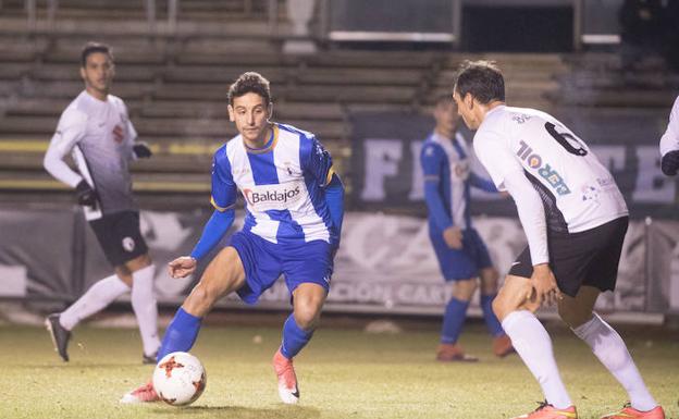 Luis Nuñi, en la foto ante el exjugador blanquiazul Cusi, tuvo la gran ocasión para dar el pase al Avilés./PATRICIA GONZÁLEZ