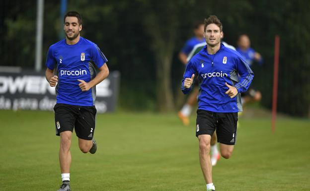 A la izquierda, el jugador del Real Oviedo, Diegui Johannesson.