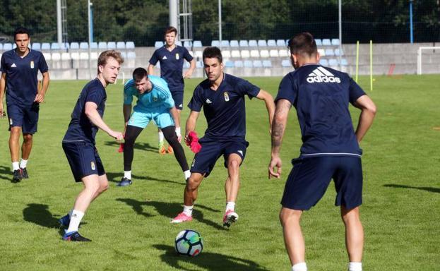 Jugadores del Real Oviedo en el entrenamiento de ayer.