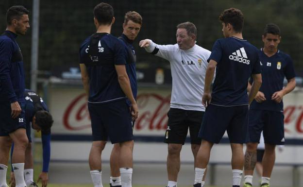 Anquela, junto a un grupo de jugadores, durante un entrenamiento.