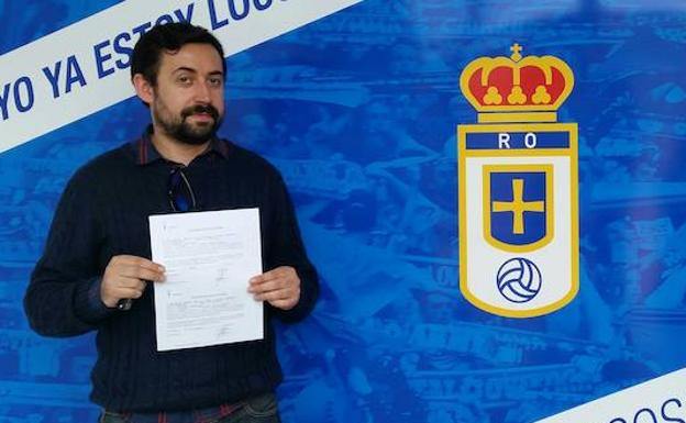 Miguel Vicente Blanco muestra las acciones que adquirió en la ampliación de capital del Real Oviedo.
