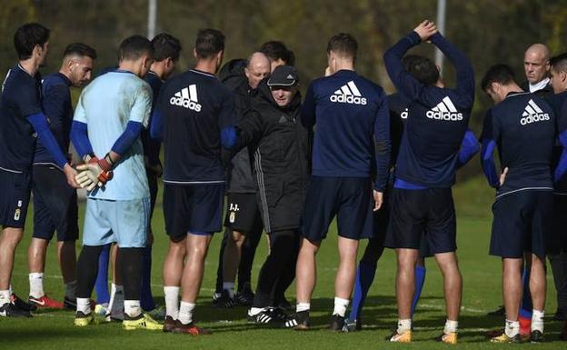 Juan Antonio Anquela da instrucciones a su plantilla durante el entrenamiento de ayer en El Requexón. /ELOY ALONSO
