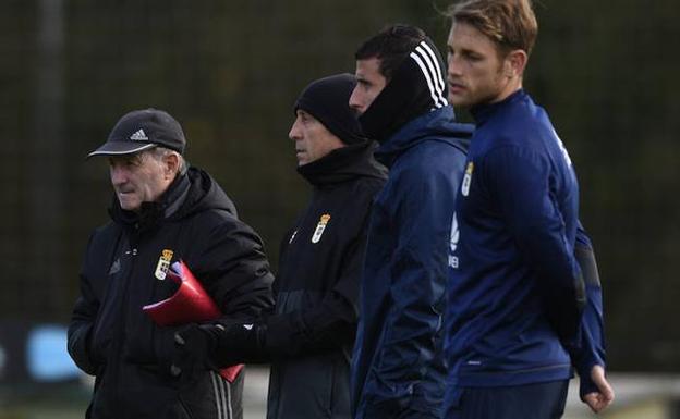 Anquela, junto al segundo entrenador, Juanjo Carretero, y Christian Fernández /ELOY ALONSO