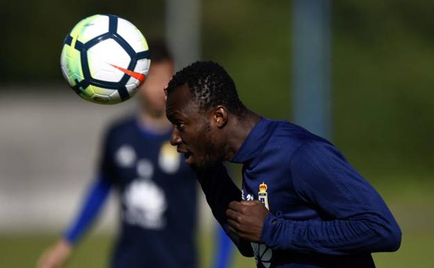 Owusu, durante un entrenamiento del Real Oviedo Owusu, durante un entrenamiento del Real Oviedo