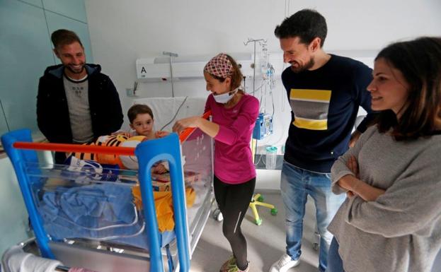 El Real Oviedo reparte regalos a los niños en el HUCA El Real Oviedo reparte regalos a los niños en el HUCA