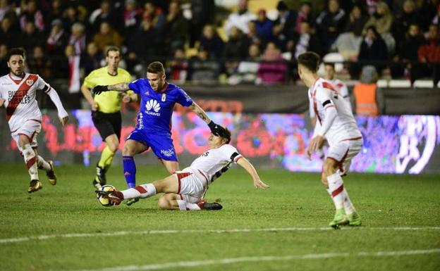 Jugada del partido entre el Rayo Vallecano y el Real Oviedo en el estadio de Vallecas./Hugo Álvarez