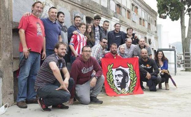 Asistentes a la ofrenda floral en Ceares posan tras el acto.
