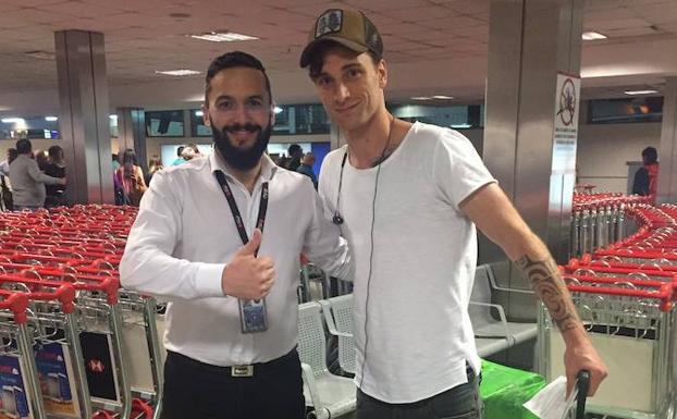 Amorebieta, a la derecha, en el aeropuerto.
