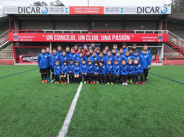 David Villa, junto a los participantes del campus de invierno de su academia. / FOTOS: TWITTER DAVID VILLA
