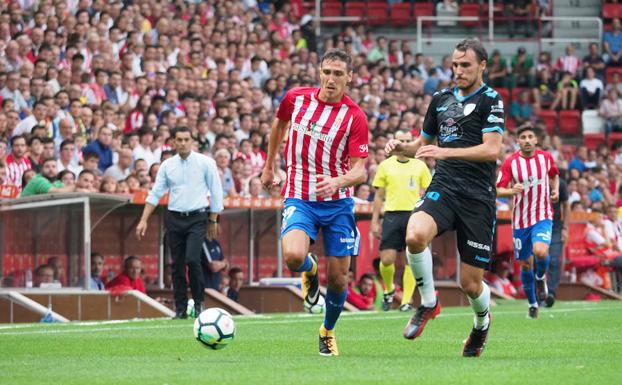 Scepovic, durante el partido contra el Lugo en agosto en El Molinón Scepovic, durante el partido contra el Lugo en agosto en El Molinón