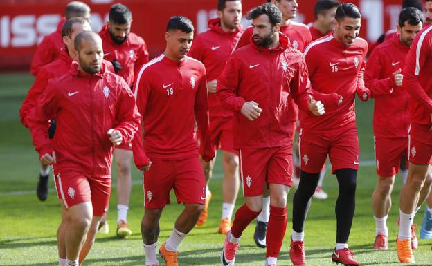 Entrenamiento del Sporting en El Molinón. /ARNALDO GARCÍA.