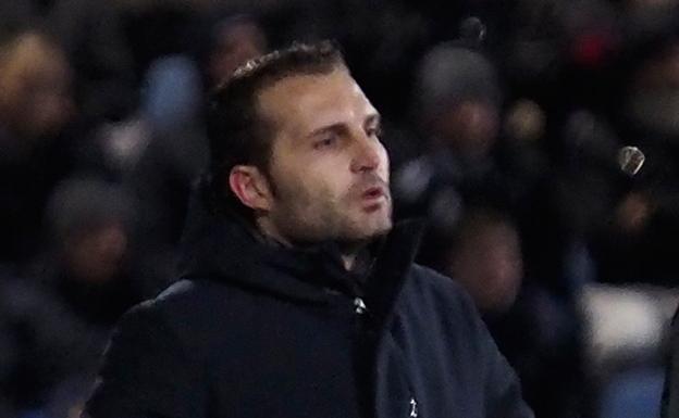 Baraja observa el partido en la zona técnica, cerca del cuarto árbitro. / CARLOS PASCUAL