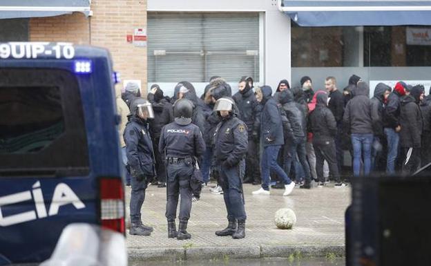 Miembros del Cuerpo Nacional de Policía vigilan las inmediaciones donde estaban los seguidores rayistas, en Viesques. /UCHA