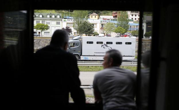 Vecinos de Santa Marina en Mieres, con la A-66 al lado