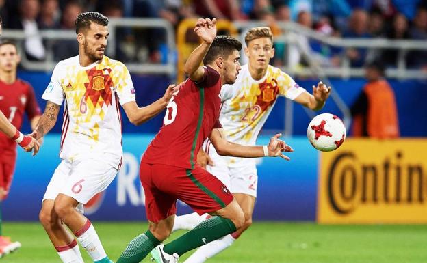 Ceballos y Marcos Llorente, ante un futbolista portugués en el reciente Europeo sub-21.