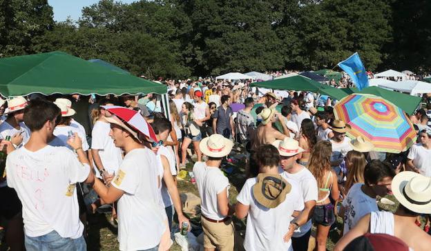 Centenares de personas llenarán el lunes el prau de La Sobatiella.