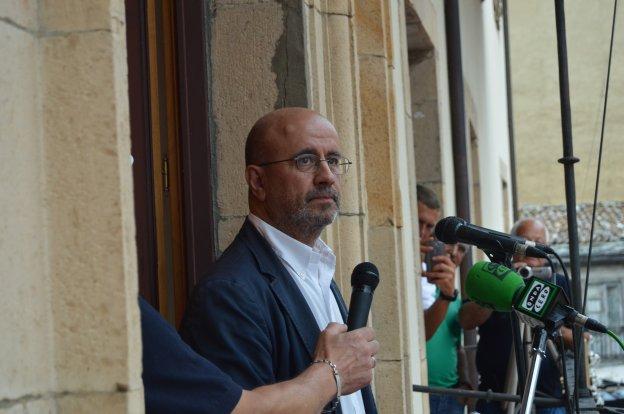 Juan José Morodo, pregonero de las fiestas, segundos antes de iniciar el pregón.