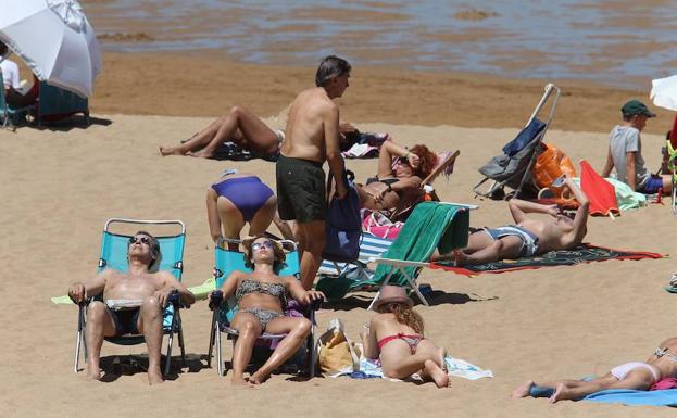 La playa de San Lorenzo en Gijón, llena de usuarios.