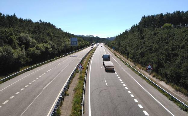 Tramo de la autovía del Cantábrico a su paso por Cadavedo.