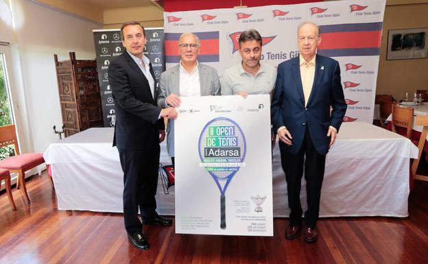 Gabino Felgueroso, de Adarsa; Félix Fernández, presidente del Club Tenis Gijón; José Ramón Tuero, director general de Deportes, y Manuel Galé, presidente de la Federación, posan con el cartel.