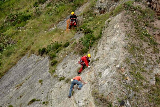 Tres montañeros durante una escalada.