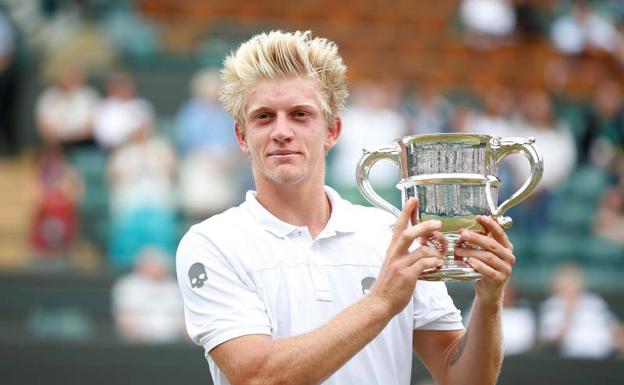 Davidovich, con el trofeo.