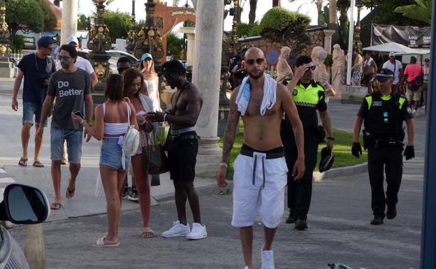 El Ayuntamiento ha reforzado la presencia policial en Puerto Banús y trabaja en una ordenanza para sancionar a quienes vayan sin camiseta