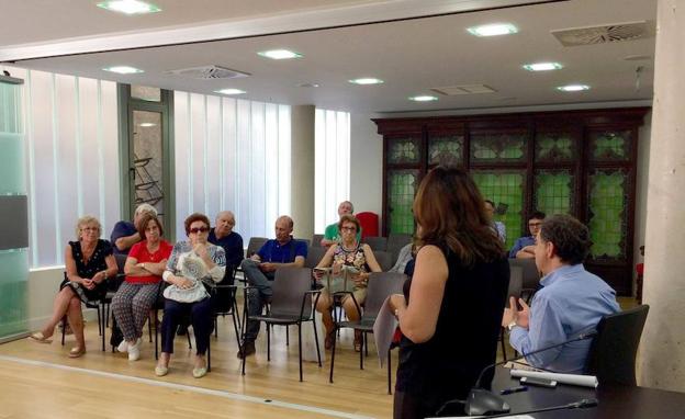 Un momento de la reunión que la alcaldesa, Charo Fernández, mantuvo ayer con los propietarios del Cobayu.