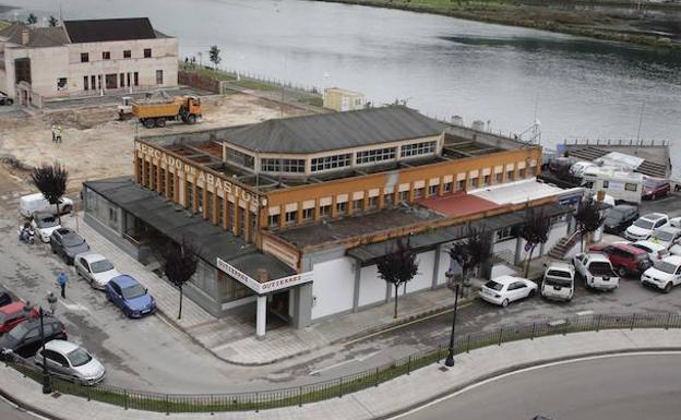 La plaza de abastos de Ribadesella centra las conversaciones de los vecinos estos días.