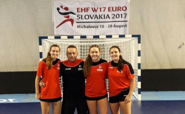De izquierda a derecha, Sandra Vallina, el técnico Alfredo Rodríguez, Isabel Fernández-Agustí e Inés Suárez, ayer en Michalove.