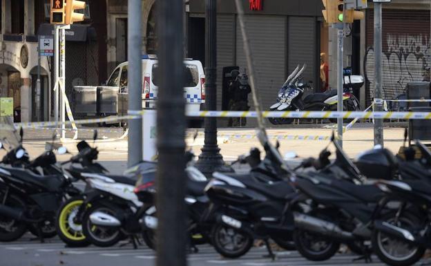 Varios policías en el lugar del atentado.