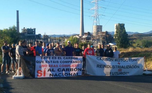Empleados de Asturleonesa concentrados a la entrada de la térmica leonesa.