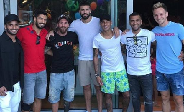 Douglas, Suárez, Messi, Piqué, Alves y Rakitic posan sonrientes con Neymar el pasado martes en casa del futbolista argentino.