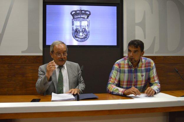 Wenceslao López junto a Iván Álvarez en la rueda de prensa. 