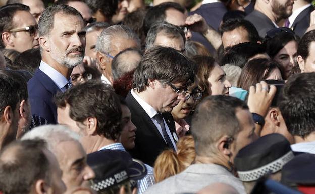 Felipe VI (i) y presidente catalán Carles Puigdemont (c) en la plaza Catalunya.