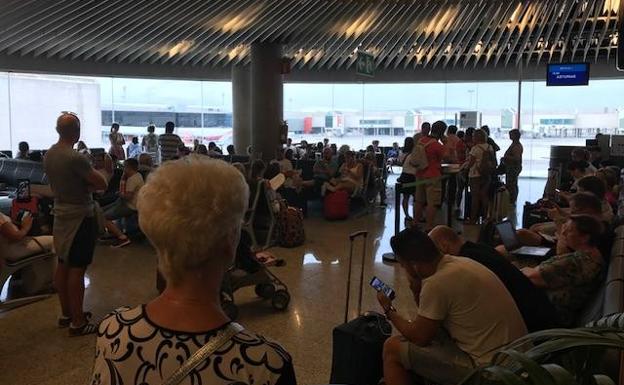 Cientos de personas se han visto afectadas por los retrasos en el aeropuerto de Mallorca.