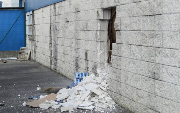 Butrón que hicieron los ladrones en un lateral del supermercado.