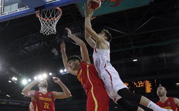 Juancho Hernangómez se dispone a encestar ante Montenegro.