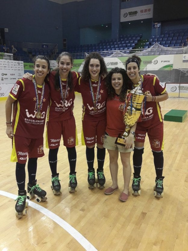 Las jugadoras del Hostelcur Gijón Sara Lolo, Marta, Casarramona, Elena Lolo (que acudió a animar) y María Díez 'Peke' posan con las medallas y la Copa conquistada ayer en China por la selección.