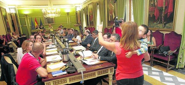 Uno de los familiares del menor se encara con el alcalde y la socialista Ana Rivas, ayer durante el Pleno ordinario de septiembre.