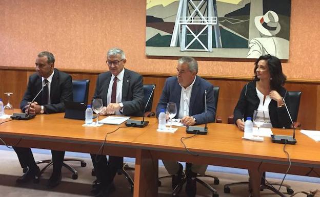 Fernando Lastra, Santiago García, Aníbal Vázquez y Cristina Valdés, durante la presentación del convenio.