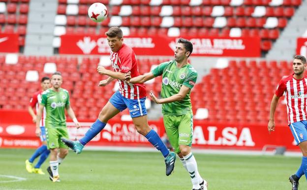 Encuentro entre el Sporting B y el Racing disputado en El Molinón.