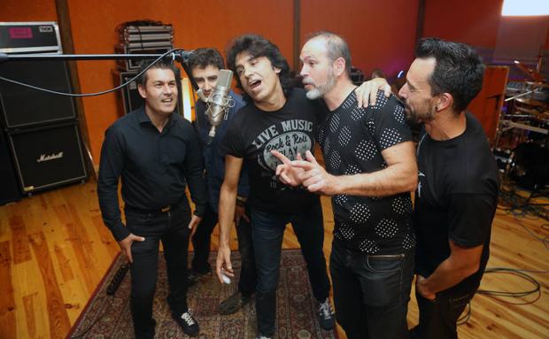 Magadán, De la Vega, Lozano, Espina y Fernández interpretan un tema de su repertorio.
