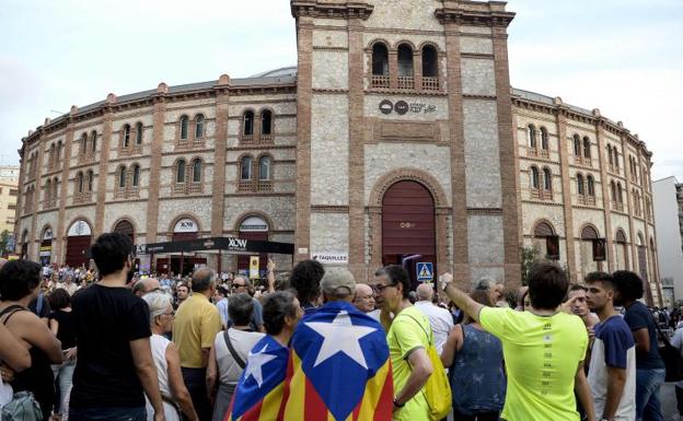 Asistentes al acto de inicio de la campaña del 1-O.
