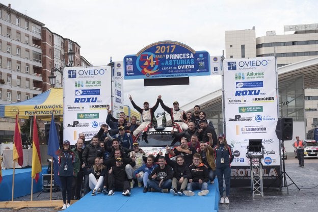Ares y Pintor, con su equipo, celebran su triunfo en el podio del Rally Princesa de Asturias.