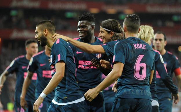 Los jugadores del Atlético celebran el gol de Carrasco en San Mamés. /Reuters