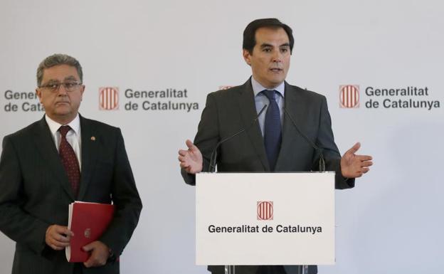 El secretario de Estado de Seguridad, José Antonio Nieto (d) junto al delegado del Gobierno en Cataluña, Enric Millo./Andreu Dalmau (Efe)