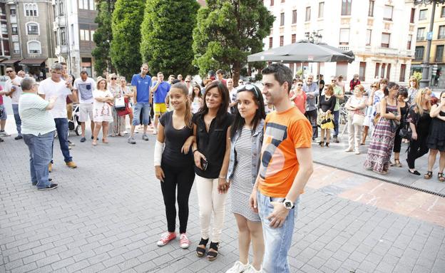 Familia de Germán, en una manifestación en apoyo al joven. /JUAN CARLOS ROMÁN.